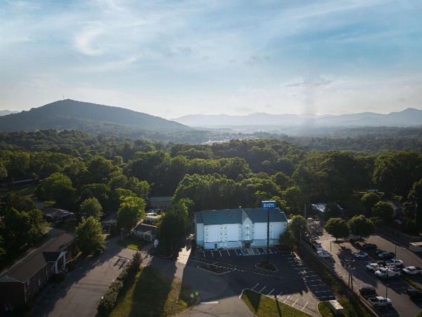 Rodeway Inn & Suites Main image