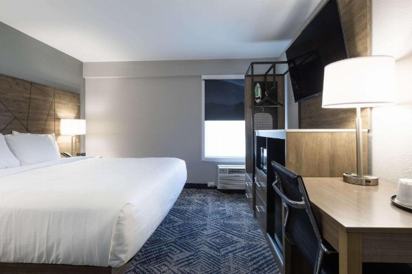 Rodeway Inn & Suites image 27