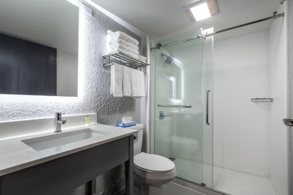 Rodeway Inn & Suites image 28